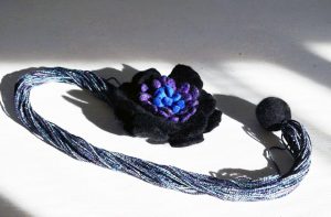 フェルトの花とシルクの糸のチョーカー