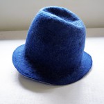 ハンドメイドフェルトの帽子　ブルー